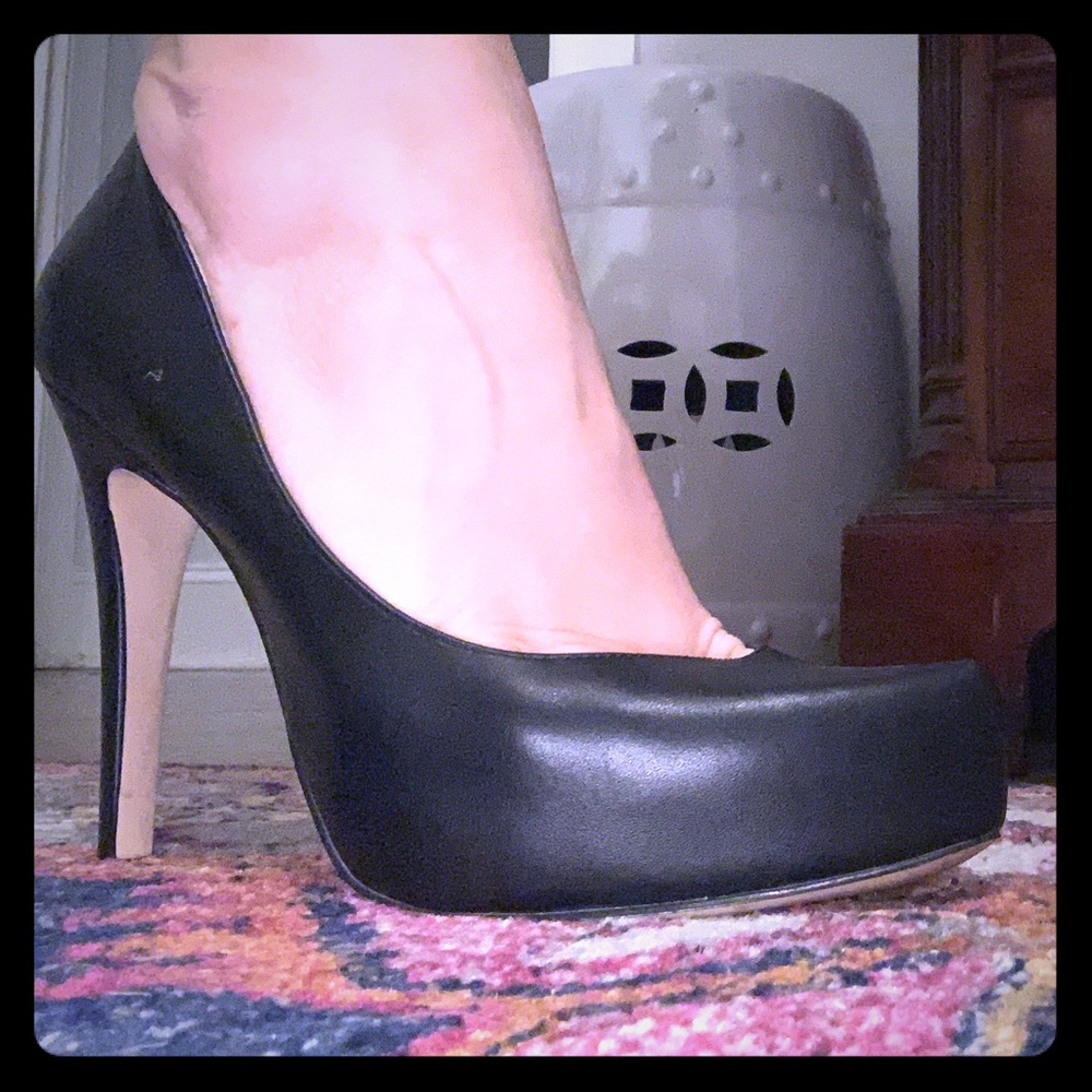 BCBGeneration Black Pumps.